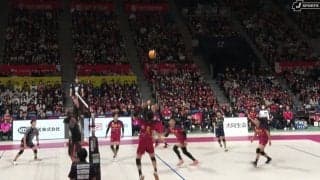 「漫画かと思った」男子バレー、“コート横断”の衝撃トリック！ 大胆プレーに会場騒然