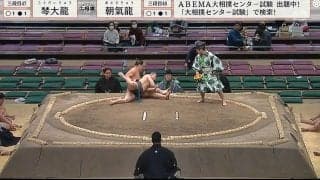 「やられた」力士が衝撃の高速タックル、相手を一瞬で土俵の外へ 驚異の身体能力に館内驚き