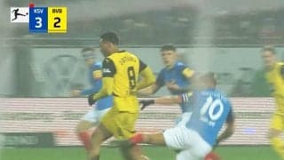 「正気か…」狂気の“格闘技タックル”に批判殺到！「なんて酷い」「完全に狂ってる」元ドイツ代表MFが暴挙で一発退場の瞬間