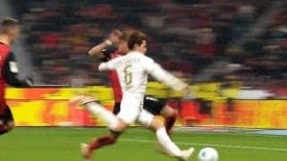 ブンデス王者を切り裂く！ 佐野海舟の“パワフル縦進入フィニッシュ”が見事すぎる「ベストイレブン級」「一番怖い」守備の鬼が攻撃でも異彩