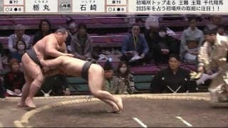 「一瞬すぎて見逃した」「これはヤバイ」元教員の“異色”力士が“超低空”タックル 館内どよめき