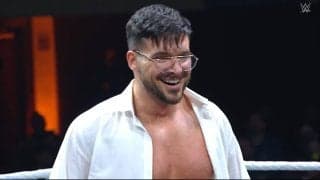 「見てられない」鉄階段で足首を“粉砕”…猟奇的レスラーの“執拗すぎる”暴挙にファンもツッコミ「一体何がしたいの？」