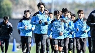 「寒そうだけど、楽しそう」J1川崎・沖縄キャンプでの“海中ガチンコ相撲”に大盛り上がり！「若いって良いね(笑)」「新やっぱ強い」「風邪引かないように」などの声