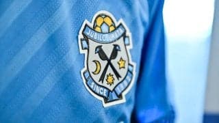 「これ流行りそう!!」「全クラブ導入すべき」J2磐田の“ユニと重ね着”仕様のロングTシャツが大評判！「このロンT考えた人天才」「ユニと合わせるの可愛いな〜！」の声