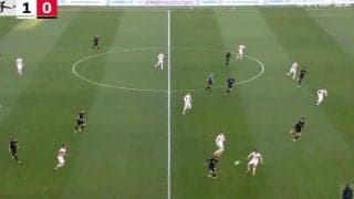 ヤバすぎる… 堂安律、謎ステップ→予測不能な“変態パス”「今の見た？」 一瞬で相手選手が混乱… 意味不明すぎる超絶プレー