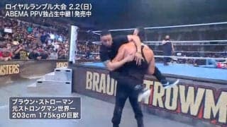 何が起きた？ 2m超え“巨獣”レスラーが「人間離れ」の衝撃行動…ロープから飛んできた相手を軽々“キャッチ＆リリース”の一部始終