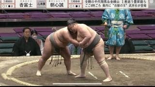 髷の乱れ方が半端ない…熱戦を終えた力士の姿に騒然「横にズレてる」「すごいマゲだw」