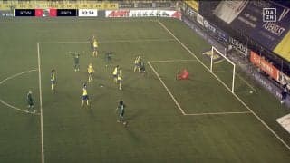 紙一重の悲劇！ 小久保玲央ブライアン、決死の“異次元ダイビング”も痛恨失点…背後で起きた不運に呆然