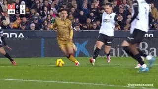 「ある意味久保がぶっ壊してる」久保建英の“股抜きドリブル”に捨て身の3枚ディフェンスで対抗「何がなんでもやらせないというスタイル」「マークえぐいって」