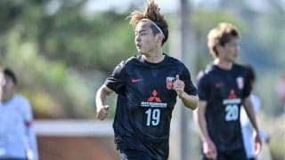 【沖縄発】浦和レッズが東京Vに3-2で勝利！ 本間至恩が価値ある先制弾を、二田理央が豪快ゴール決めた……サヴィオの献身プレーに観客席から驚きの声も