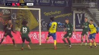 まるでイブラヒモビッチ！ 28歳日本代表DFの“強烈”ハーフボレーにスタジアム熱狂…意表を突く一撃に相手DFも驚愕