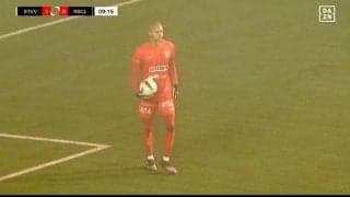 開始6分で国防！小久保玲央ブライアン、予想外オーバーヘッドを正面キャッチ “ヤバい…”マーク外した味方DFも安堵