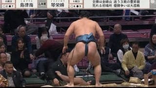 「何があった？」力士が突如崩れ落ち土俵からコロコロ転がって館内騒然…対戦相手も呆然「大丈夫か？」