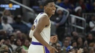 佐々木朗希がレイカーズ本拠地に登場…レブロンと握手、八村塁と“LAポーズ”で記念撮影