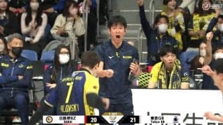 え、どっち…？ 男子バレーで“珍事” 超精密サーブで…ラインジャッジの動きに「入った？ 入ってない？」ファン困惑