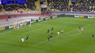 何をした…？ 南野拓実、意表をつく“一瞬の動き”「センスすご！」 ゴール前で相手DF陣を混乱させたプレーにファン驚愕