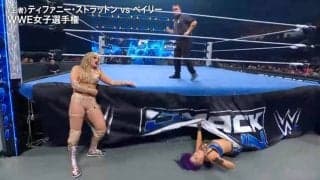 「そんな使い方あったのか」“元体操”金髪美女レスラーの“荒技”が話題…エプロンで拘束→そのままヒップアタックで会場騒然「エグいことするな」