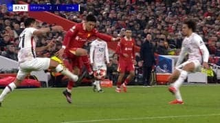 レベチ！遠藤航の“超速ムーブ”に大喝采「一足速い」「2人いるんじゃねーか」驚異の“予測反応”で飛び出し→イエロー誘発でスタジアム沸騰の瞬間