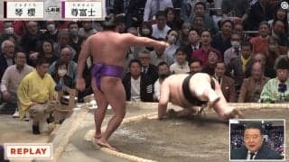 「なんでそうなる？」「片手一本」尊富士、琴櫻を衝撃撃破！ 予想外の結末に館内騒然