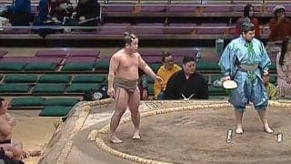 大丈夫ですか…？ 勝った力士が“異変”を察知 駆けつける様子に「やさしい」「いいぞ」
