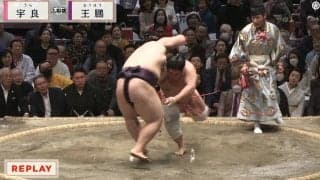 行司の後ろに“超大物”歌手が… 「気になって仕方ない」ファン騒然