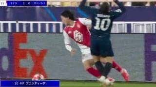 崩れ落ちた！ 南野拓実、まさかのハプニング発生… 急停止フェイント→“強烈エルボー”が顔面直撃！ アルゼンチン代表MFがノックアウト