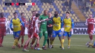 スタジアム騒然！日本代表MFへの悪質ファウルから乱闘騒ぎ勃発 “顔面パンチ”で一発レッド…計カード4枚の荒れ模様に