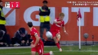 スタジアム騒然！ 堂安律、鋭く落ちる“完璧クロス”→“神アシスト”炸裂の瞬間「エグいな」 バイエルン守備陣もドン引き…「いいボールすぎる」