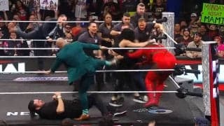 「背中のファスナーが…」女子レスラー、大乱闘で“ばっくり” あわやのハプニングにファンひやり