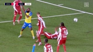 「完全に手を伸ばしている」28歳日本人DFの“絶妙ロングスロー”からPK獲得 同点ゴール誘発した決定的瞬間に放送席も注目