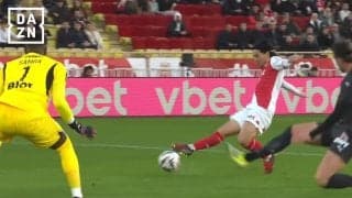 「これが決まらんか」南野拓実、完璧すぎる抜け出しから股抜き狙いの右足シュートも痛恨の決定機逸「ここだよね」「これは決めてほしかった」