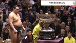 「石破さんフラフラだ…」館内どよめき 石破首相、重さ40キロの内閣総理大臣杯を抱え上げ大歓声も