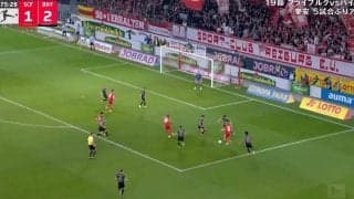 スタジアム騒然！ キング・堂安律、脅威の“幻惑ドリブル”炸裂の瞬間「上手すぎ」 2人抜いて前進→4人に囲まれて“強行突破”「エゴい」