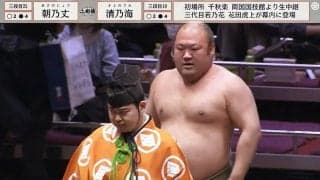 「なんでそこw」疲労困憊の力士にハプニング 「行司の後ろw」「おいおい大丈夫？」心配とツッコミ