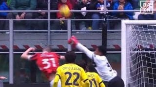 「無謀かつ未熟だ…」鈴木彩艶の“突き飛ばしPK献上”に現地騒然！「拳で押した」ミランDFを倒した衝撃の瞬間