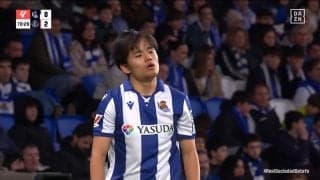 「久保に対してはやりたい放題」久保建英、背後から強烈タックルで吹っ飛ばされるもノーファウルでファン大ブーイング「これはファウルだろ」