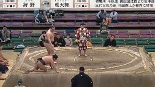 一体、どうした？ 千秋楽で手を差し伸べた19歳力士も困惑のハプニング 館内どよめき「2度やさしい」「親方もわろてる」ファン注目の一コマ