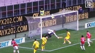 えぐっ！ 鈴木彩艶、ミラン震撼の“スーパー反射神経”が脚光！ 左手１本で決定機阻止の瞬間「よく触った」「集中してる」