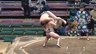 「最高の引退相撲」「ジーンときた」現役最後の土俵で“衝撃珍手” 敗れた力士の驚きの行動が感動を呼ぶ