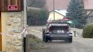 え？当たった！？ 日本人ドライバーの“ミラー吹っ飛ばし走法”がエグい！ 超絶コーナリングの瞬間…狂気の走りに驚愕