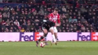 「遠藤の邪魔しないで」遠藤航、主審の“進行妨害”から痛恨の失点関与も「不運だ」「立ち位置が」ファンからは同情の声