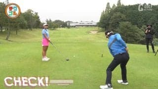 右足をしっかり踏み込んでのバックスイングが大きな飛距離を生む