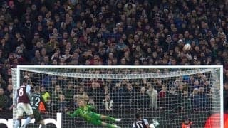 スタジアム騒然！ ボールが… まさかの悲劇… とんでもない“ミスキック”の瞬間「何が起きた？」 緊張のPKで起きたハプニングにファン騒然