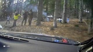 観客も逃げ惑う！ 世界最速のGRヤリス、“急変化”した路面で危機一髪 超一流ドライバーも「なす術なし」の衝撃シーン