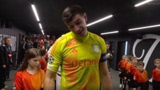 何が起きた？ お騒がせ男の“予想外の姿”が話題に… 現役最強GKが見せた“神対応” エスコートキッズとの“ほっこりシーン”