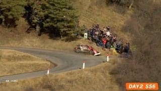 ギャラリー騒然！ 世界王者のドライバーが“同じ場所で”クラッシュ連発 まるで再現VTR…魔のコーナーで大波乱