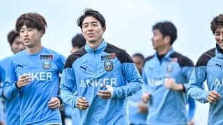 「5大商社のエリート営業マンって感じ」J1川崎が誇る爽やかDFの「スーツでの名刺交換姿」がデキるサラリーマンと話題に！「やべぇめっちゃ有能そう!!!」「ハマりすぎ」の声