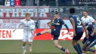 ヤバすぎる… 堂安律に“異変”「大丈夫か？」 至近距離から“キック直撃”で苦悶→漢気で決定機を呼ぶ「流れ変えた」