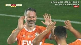 衝撃ゴラッソ！ 51歳レジェンドが“圧巻ノールックショット”を炸裂「ギグスうめぇ！」「最高すぎる」敵味方を完全に騙した瞬間