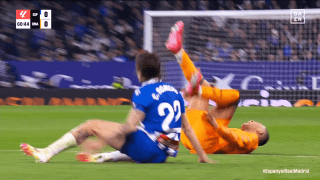 疑惑の判定！ エンバペが“残忍タックル”の被害…「退場だろ」「恐ろしい乱暴」超危険な“足裏での打撃”にファン＆メディアが激怒